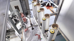 Die neuartigen biobasierten PLA-Fasern des Fraunhofer IAP machen es möglich, einen Faserverbundwerkstoff komplett aus PLA herzustellen, der leicht recycelt werden kann. 
© Fraunhofer IAP