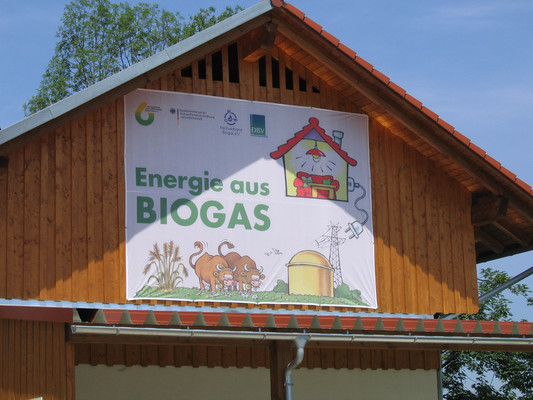 Biogasanlage mit Plakat der Biogas-Kampagne