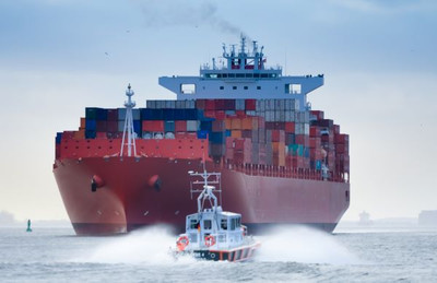 Containerschiff auf der Elbe; Quelle: stock.adobe.com-fokussiert