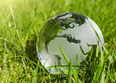 Weltkugel aus Glas, Erde mit Gras und Sonne, Naturschutz, Umweltschutz, Klimaschutz