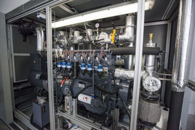Motor-Generator-Einheit mit Steuerung am Rosenheimer Biomassevergaser“, Bildquelle: Stadtwerke Rosenheim