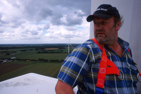 Ein Pionier in Sachen Bioschmierstoffe: Landwirt und Windmüller Nis Peter Lorenzen hat die Ökologie fest im Blick. Getriebeöle aus nachwachsenden Rohstoffen sorgen in seinem Windpark dafür, dass auch stürmische Winde reibungslos in Strom umgewandelt werden können.