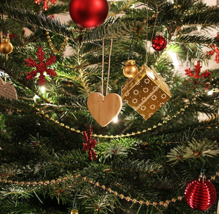 Weihnachtsbäume kamen je nach Quellenangabe im 15. bzw.16. Jahrhundert in Mode, aufgestellt etwa auf dem Rigaer Markt oder in Straßburger Zunfthäusern. Seit Beginn des 17. Jahrhunderts wurden Weihnachtsbäume neben mit Süßem und Äpfeln auch mit Kerzen geschmückt