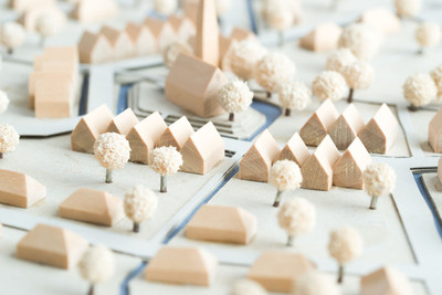 Städtebauliches Modell aus Holz und Karton mit Weißen Bäumen