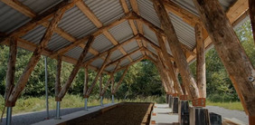 Das Bauwerk aus Eichenrundholz dient auf dem Antonihof als Lagerhalle für das Forstliche Genressourcenzentrum Rheinland-Pfalz: Screenshot aus "Der Wald als Baumeister"