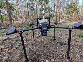 „Vierbeiner": Um auf unebenem Untergrund sicher zu stehen, besitzt die Drohne ein Vierbein-Landegestell. Es sorgt bei Start und Landung für mehr Bodenfreiheit. Quelle: Robert Richter, TU Dresden