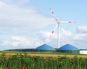 Windkraftanlagen - in Zukunft aus Bioverbundwerkstoffen, Quelle: Adobe Stockbild