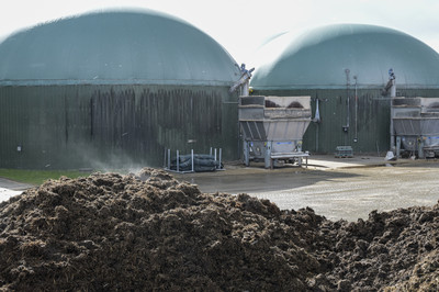 Biogasanlage mit Dosierer (© Joerg Boethling, Hamburg, Germany)