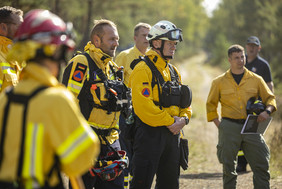 Der Austausch zwischen Tandem Forst und Feuerwehr auf Demonstrationsflächen dient zur Schulung und Aufklärung. Die Plattform Waldbrand führt diese Arbeit fort. Foto: Axel Schmidt
