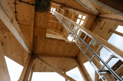 Holzturm im Bau.