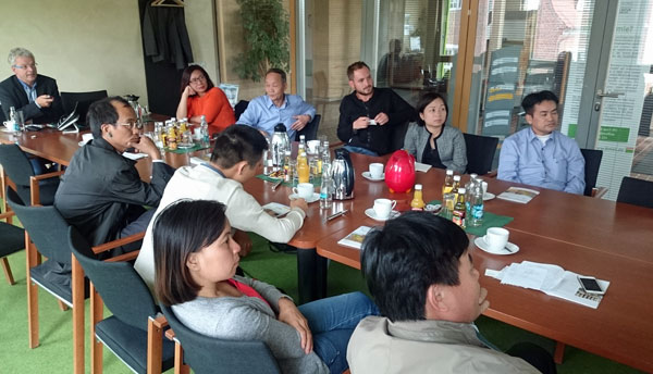Torsten Gabriel is presenting the Vietnamese delegation the current state of bioenergy in Germany © W. Baumgarten