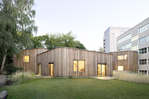 Das Hortgebäude der Waldorfschule am Prenzlauer Berg gehörte zu den prämierten Objekten im HolzbauPlus-Wettbewerb 2018. Quelle: Gregor Schmidt